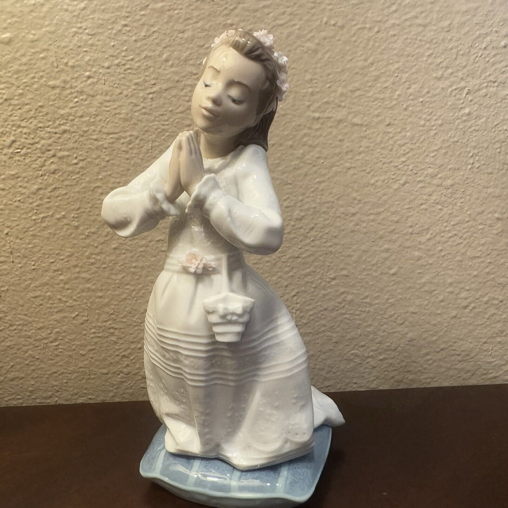 LLADRO 6089 Communion Prayer Girl Praying Nina Communion Religious No Box
